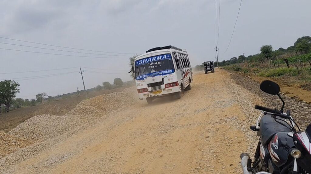 शिवपुरी से पोहरी तक की डगर कष्टदायक होने के साथ खतरों भरी, फूट रहे यात्री बसों के टायर