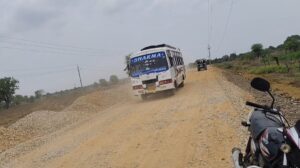 शिवपुरी से पोहरी तक की डगर कष्टदायक होने के साथ खतरों भरी, फूट रहे यात्री बसों के टायर