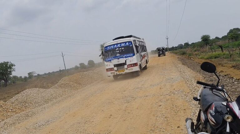 शिवपुरी से पोहरी तक की डगर कष्टदायक होने के साथ खतरों भरी, फूट रहे यात्री बसों के टायर