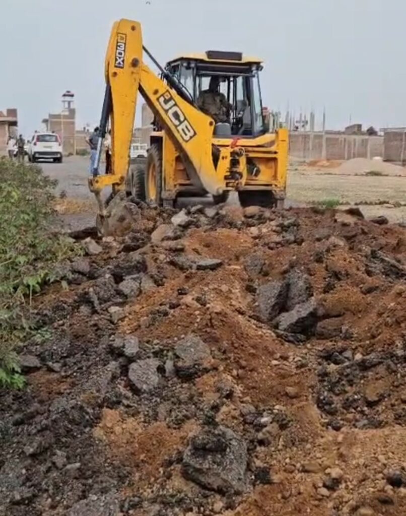सड़क उखाड़ अभियान में जुटा प्रशासन, शिवपुरी के मनियर व करेरा के दिनारा में अवैध कॉलोनी की खोड़ी सड़कें