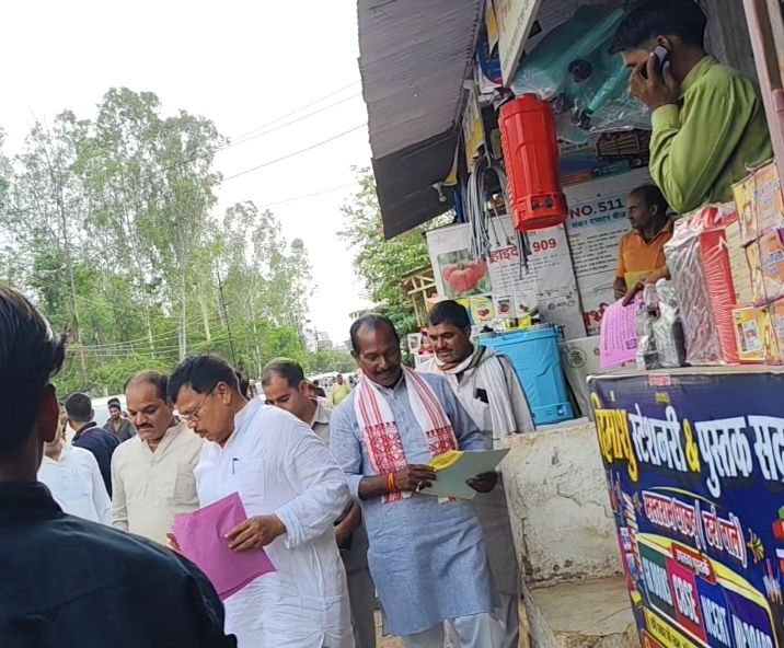 प्रभारी मंत्री ने पोलो ग्राउंड में देखा टैंट का काम, फिर पैदल निकले पर्चे बांटने, पीछे वाहनों का लम्बा काफिला