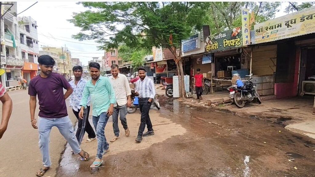 न्यू ब्लॉक के उफन रहे सीवर के चैंबर, बाजार में बदबू से परेशान दुकानदार, करते रहे पीले चावल का इंतजार
