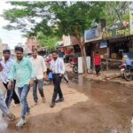 न्यू ब्लॉक के उफन रहे सीवर के चैंबर, बाजार में बदबू से परेशान दुकानदार, करते रहे पीले चावल का इंतजार