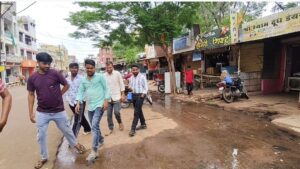 न्यू ब्लॉक के उफन रहे सीवर के चैंबर, बाजार में बदबू से परेशान दुकानदार, करते रहे पीले चावल का इंतजार