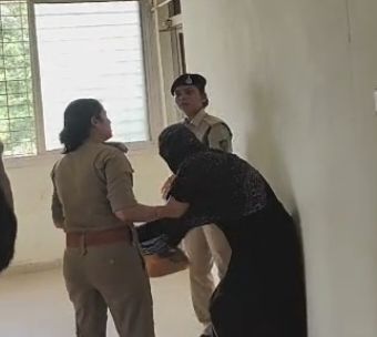 ससुरालियों से त्रस्त महिला पुलिस की परेशानियां बढ़ाने बोतल में पेट्रोल लेकर पहुंची कंट्रोल रूम