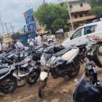 किराए पर बैंक देकर शहर के फुटपाथों पर कराया कब्जा, बीच सड़क पर पार्क रहते हैं वाहन