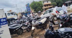 किराए पर बैंक देकर शहर के फुटपाथों पर कराया कब्जा, बीच सड़क पर पार्क रहते हैं वाहन