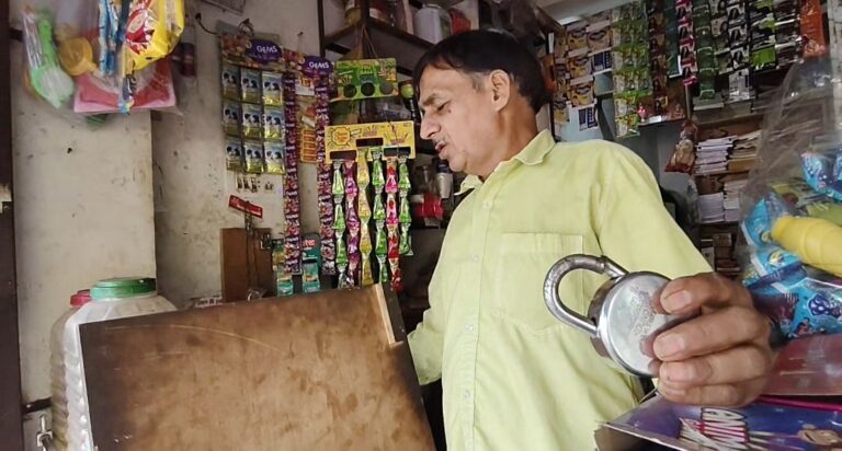 बीती रात कार में सवार होकर चोरों ने की शिवपुरी शहर में गश्त, 5 दुकानों के चटकाए ताले