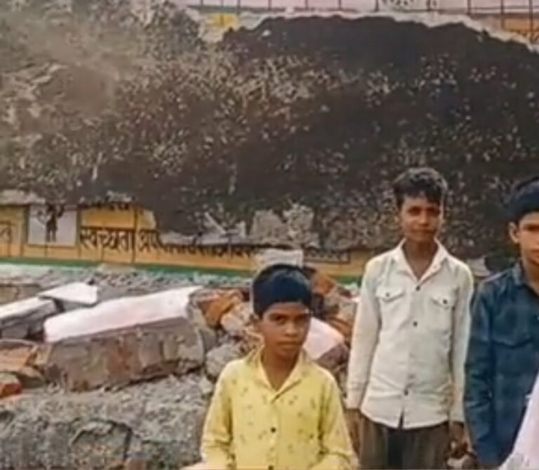 क्या गरीब के बच्चों की जान लेकर ही रहोगे..?, 15 दिन में दूसरे शासकीय स्कूल की छत गिरी