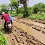 बदहाल सड़क: बमुश्किल फसल उगाने के बाद भी उसे मंडी बेचने नहीं जा पा रहे 60 किसान