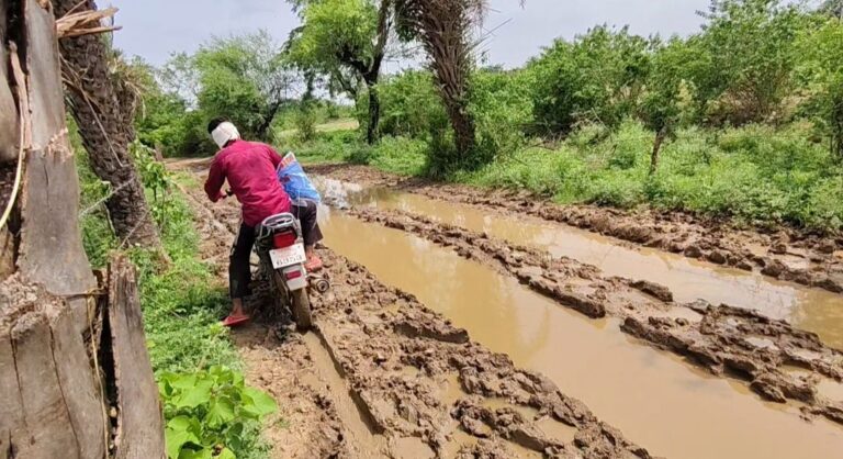 बदहाल सड़क: बमुश्किल फसल उगाने के बाद भी उसे मंडी बेचने नहीं जा पा रहे 60 किसान